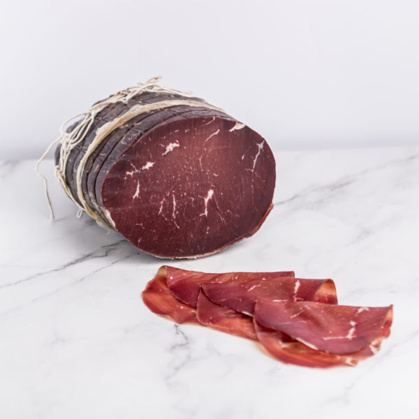 Tranches fines de Bresaola della Valtellina, charcuterie italienne traditionnelle, sur My Little Italy.