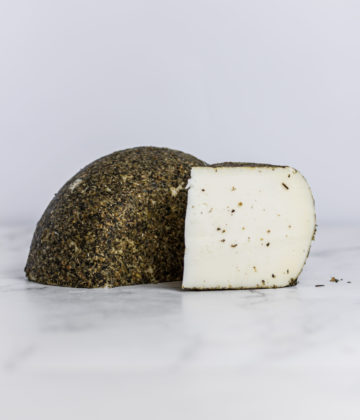 Fromage Pecorino Frescoverde de Busti saupoudré d'herbes aromatiques, disponible chez My Little Italy.