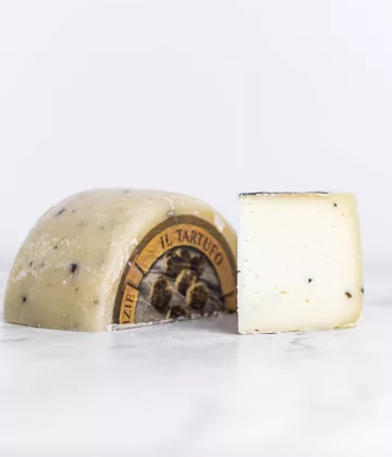 Fromage crémeux au lait de brebis, agrémenté de morceaux de truffe noire, spécialité toscane.