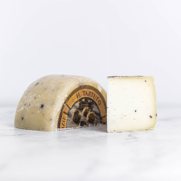 Fromage crémeux au lait de brebis, agrémenté de morceaux de truffe noire, spécialité toscane.