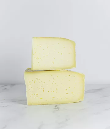 Geschnittener Montasio DOP-Käse, präsentiert auf My Little Italy.