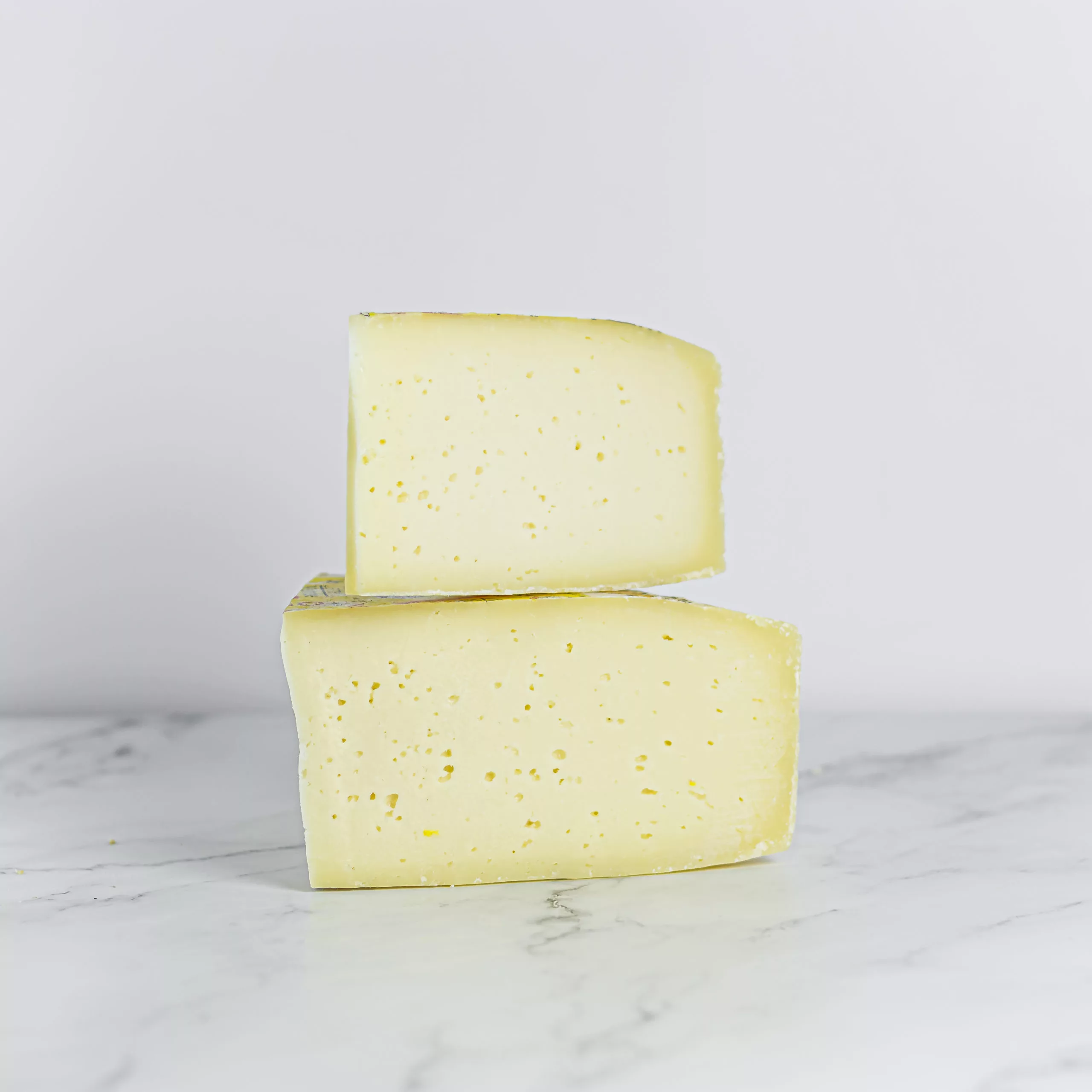 Fromage Montasio DOP tranché, présenté sur My Little Italy.