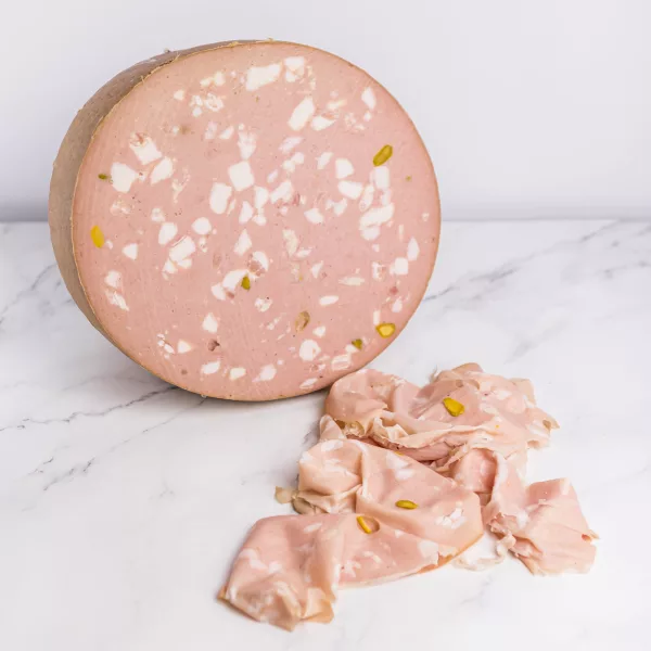 Mortadelle aux pistaches tranchée, charcuterie traditionnelle d'Émilie-Romagne | My Little Italy