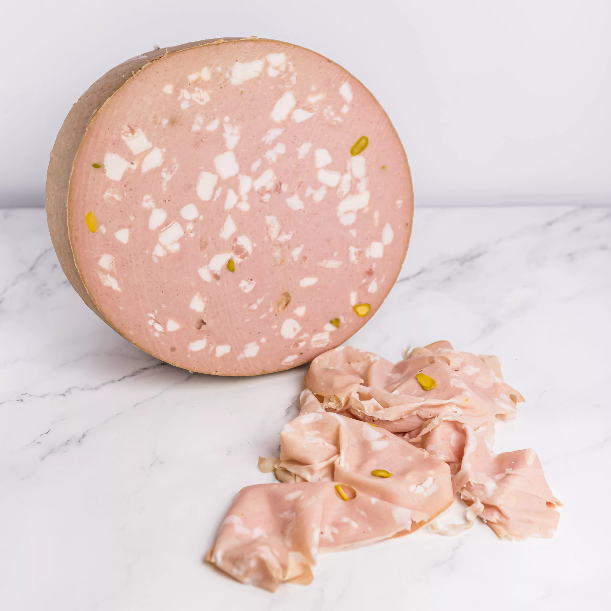 Mortadelle aux pistaches tranchée, charcuterie traditionnelle d'Émilie-Romagne | My Little Italy