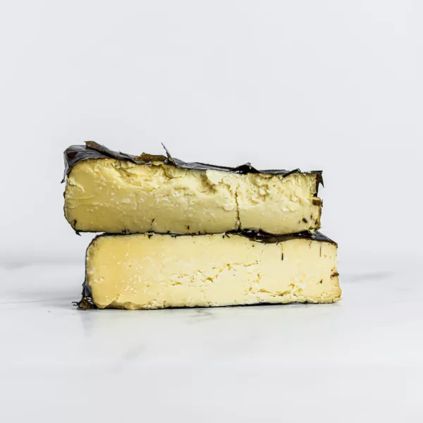 Fromage Occelli enveloppé dans des feuilles de châtaignier, symbole de la gastronomie du Piémont. My Little Italy