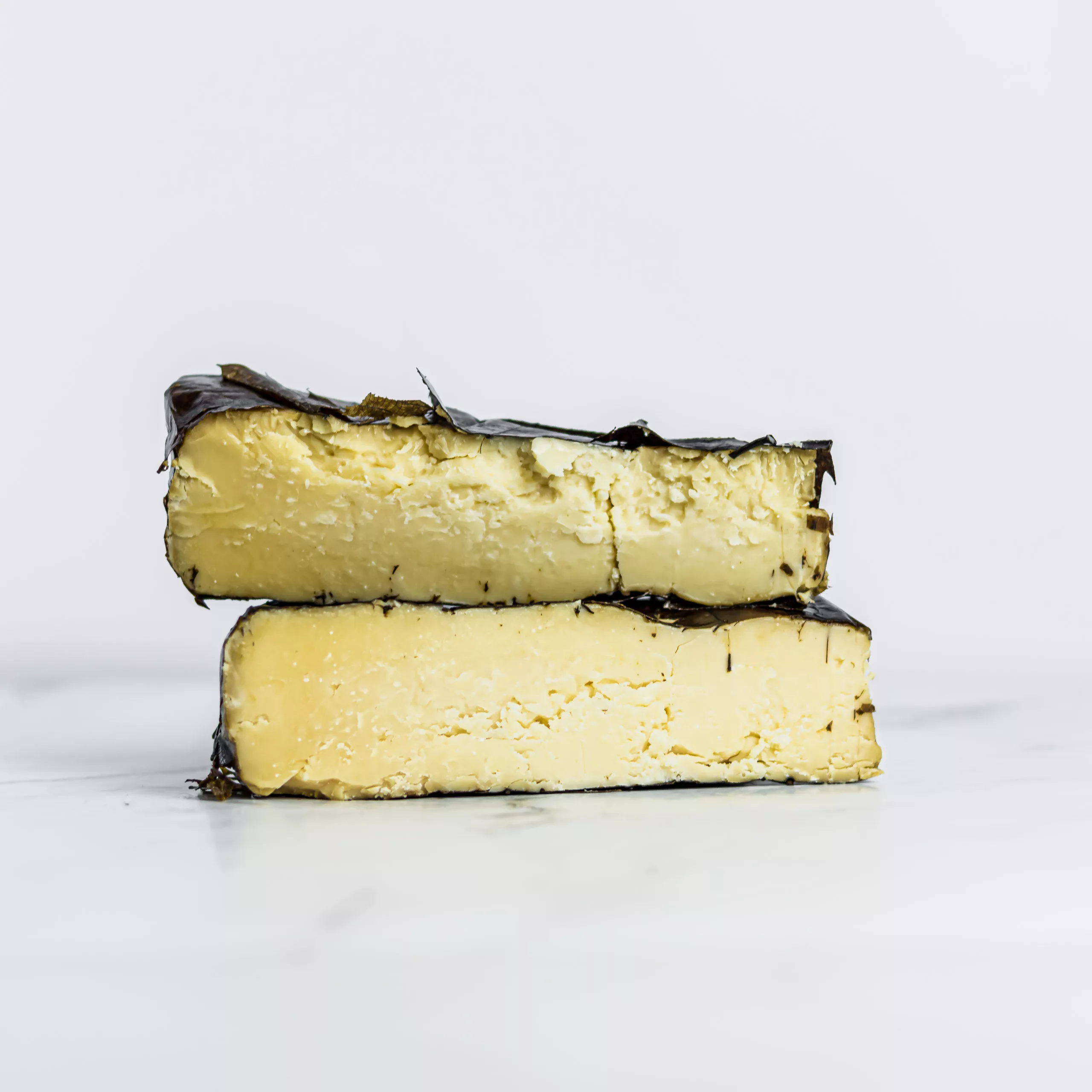 Fromage Occelli enveloppé dans des feuilles de châtaignier, symbole de la gastronomie du Piémont. My Little Italy