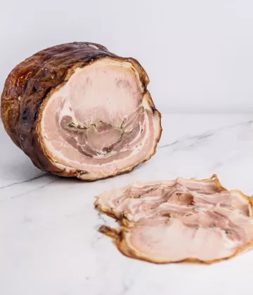 My Little ItalyFette di tradizionale Porchetta di Ariccia, salumi italiani su .