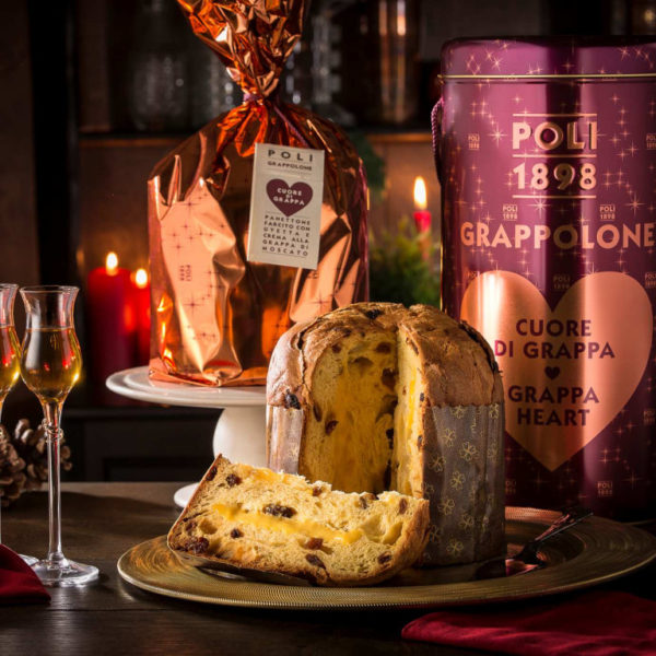 Festliche Verpackung des Panettone mit Grappa Poli von My Little Italy mit einer weihnachtlichen Dekoration.