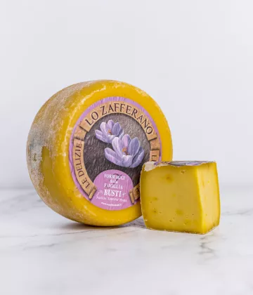 Fromage Pecorino au safran, délice italien aux nuances exotiques de la Toscane.