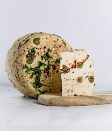 My Little ItalyPecorino Ghiotto di , guarnito con olive, rucola e peperoncino.