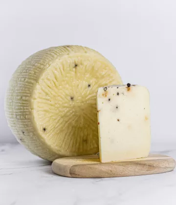 Pecorino Primo Sale Käse mit Pfeffer, ein authentisches sizilianisches Produkt - My Little Italy