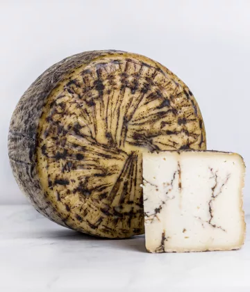 Pecorino di Moliterno al tartufo, un simbolo della gastronomia sarda arricchito dal tartufo nero.