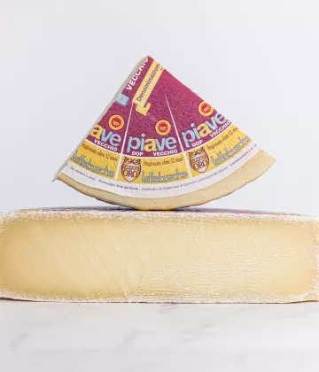 Piave DOP Vecchio Sélection Or, fromage d'exception des Dolomites à la texture granuleuse.
