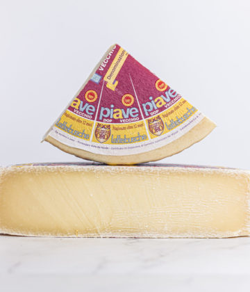 Il Piave Stravecchio, un formaggio DOP del Veneto dalla consistenza granulosa. Su La mia piccola Italia