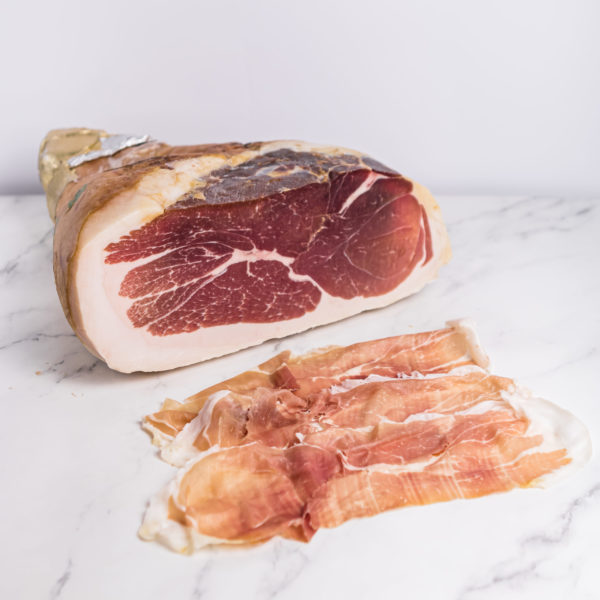 Jambon de Parme traditionnel, symbole de la charcuterie italienne d'Émilie-Romagne.