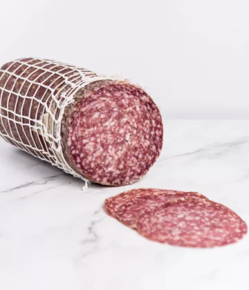 Fette sottili di Salame Milano, salume tradizionale milanese, su un tagliere di marmo. A My Little Italy