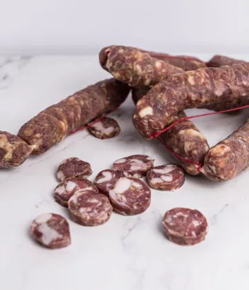 Würzige sizilianische Salami (150 g) von Salumi Caputo mit dem IGP-Siegel, die die Qualität und Tradition der italienischen Wurstwaren repräsentiert. My Little Italy