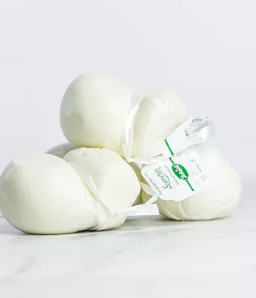Hängender Scamorza Naturkäse, Symbol der apulischen Gastronomie. My Little Italy.