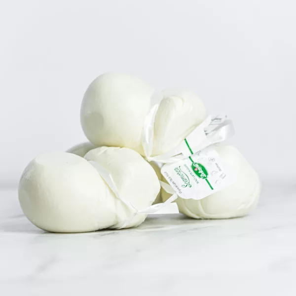 Fromage Scamorza nature suspendu, symbole de la gastronomie des Pouilles. My Little Italy.