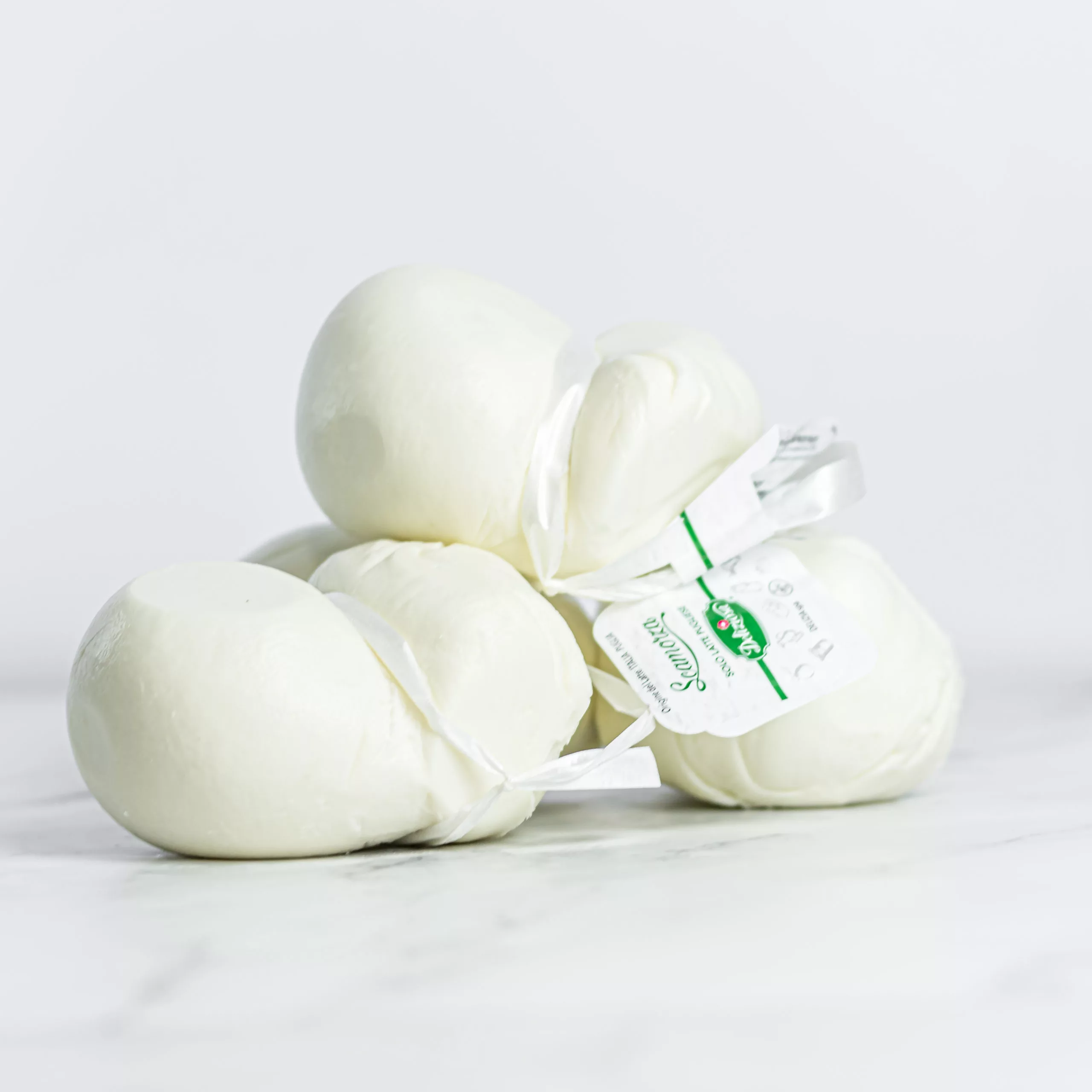 Fromage Scamorza nature suspendu, symbole de la gastronomie des Pouilles. My Little Italy.