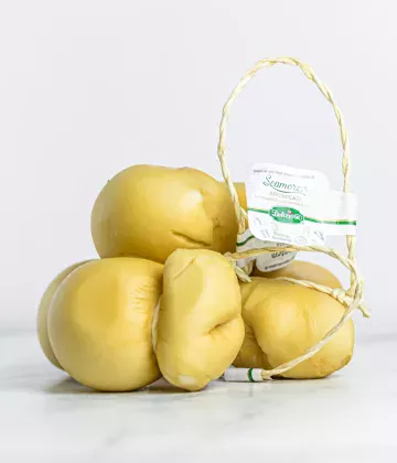 330 g di Scamorza affumicata, una specialità tradizionale pugliese, ideale per aperitivi o fondute.