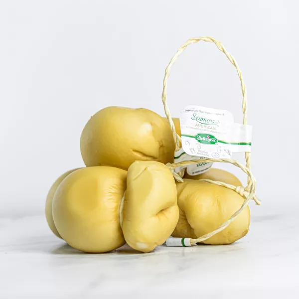 330 g di Scamorza affumicata, una specialità tradizionale pugliese, ideale per aperitivi o fondute.