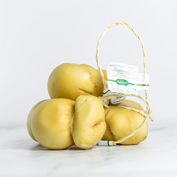 Geräucherter Scamorza-Käse (330 g), eine traditionelle Spezialität aus Apulien, ideal für Aperitife oder Fondues.