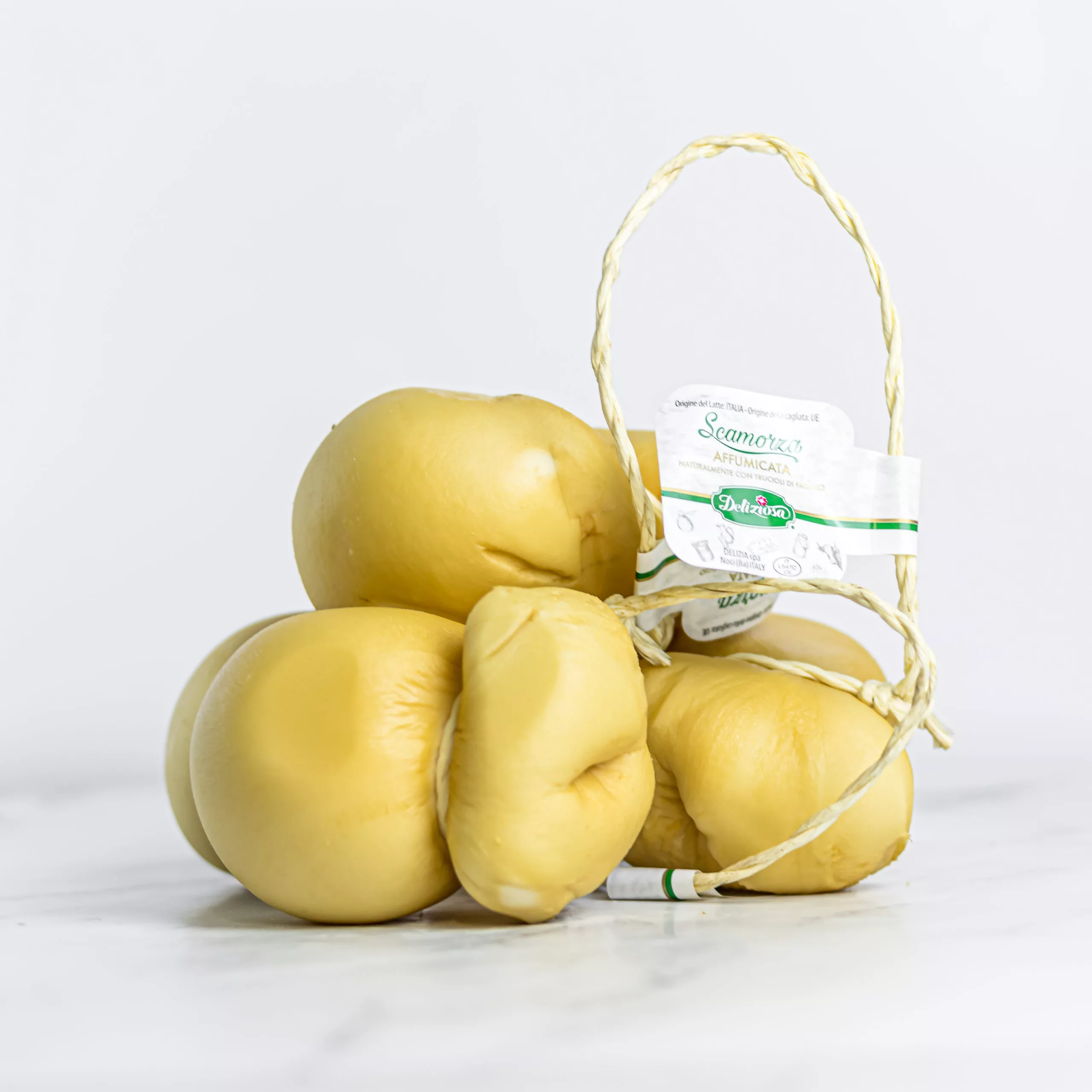 Fromage Scamorza fumée de 330g, spécialité traditionnelle des Pouilles, idéale pour les apéritifs ou fondues.