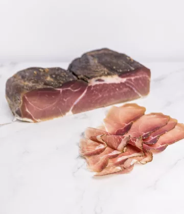 Rohschinken Speck Südtirol IGP, Tradition aus Südtirol. Erhältlich auf My Little Italy