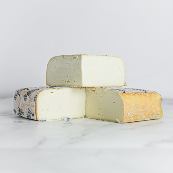 Cremige Textur von Taleggio DOP-Käse, einer Spezialität von My Little Italy.
