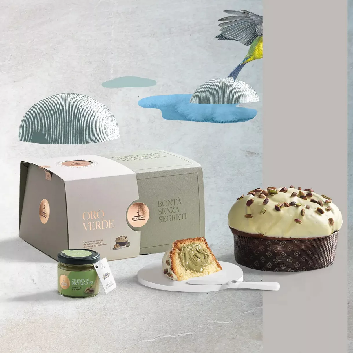 Panettone Fiasconaro Oro Verde avec sa couverture de pistaches, accompagné de sa crème de pistache et de son coffret vert et blanc dans un décor aérien japonisant