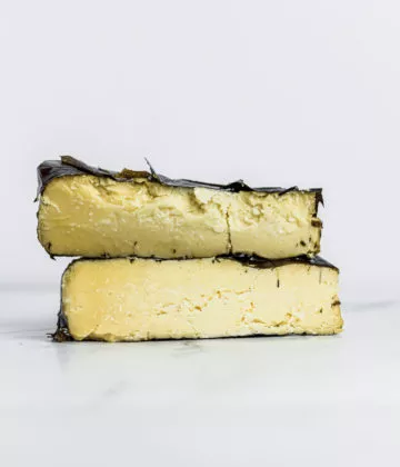 Fromage Occelli enveloppé dans des feuilles de châtaignier, symbole de la gastronomie du Piémont. My Little Italy