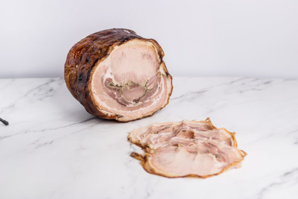 Fette di tradizionale Porchetta di Ariccia, salumi italiani su My Little Italy.