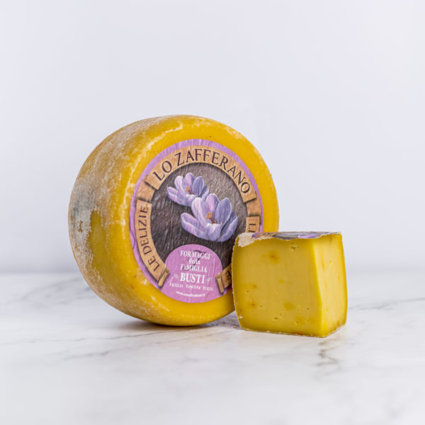 Fromage Pecorino au safran, délice italien aux nuances exotiques de la Toscane.