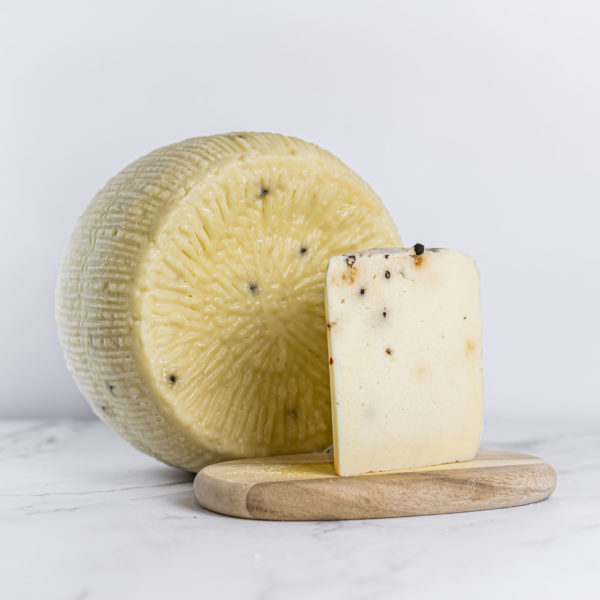 Pecorino Primo Sale Käse mit Pfeffer, ein authentisches sizilianisches Produkt -. My Little Italy