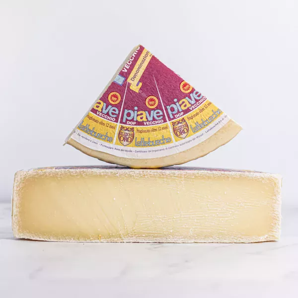 Piave DOP Vecchio Sélection Or, un eccezionale formaggio delle Dolomiti dalla consistenza granulosa.