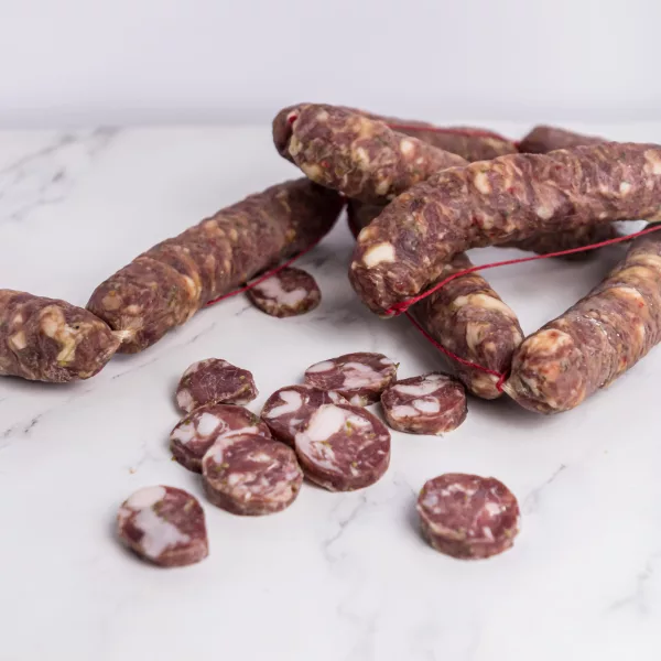Salumi Caputo 150 g di salsiccia siciliana piccante con marchio IGP, che rappresenta la qualità e la tradizione dei salumi italiani. My Little Italy