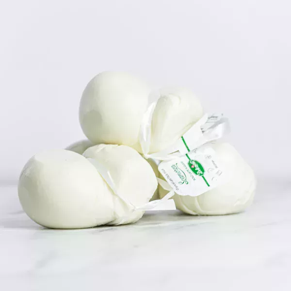 Hängender Scamorza Naturkäse, Symbol der apulischen Gastronomie. My Little Italy.