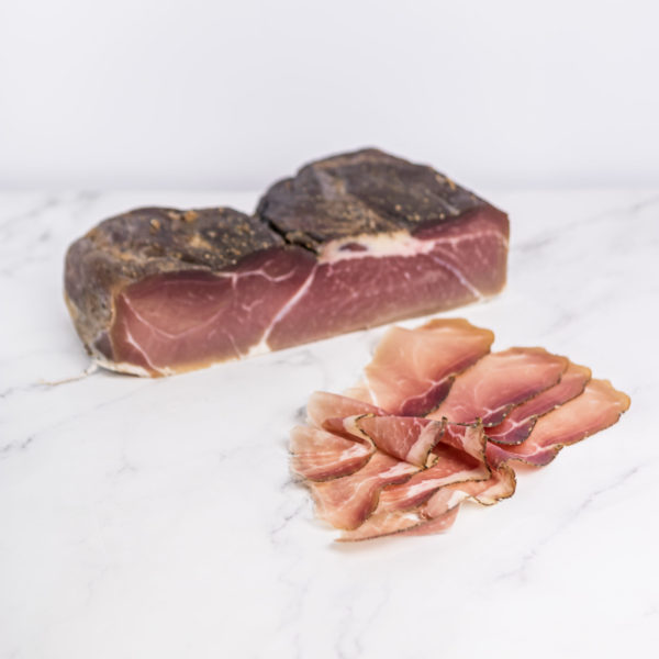 Jambon cru Speck Alto Adige IGP, tradition du Sud Tyrol. Disponible sur My Little Italy