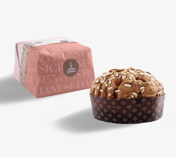 Emballage du Panettone Fiasconaro Mandorle de My Little Italy, mettant en évidence le glaçage et les amandes.
