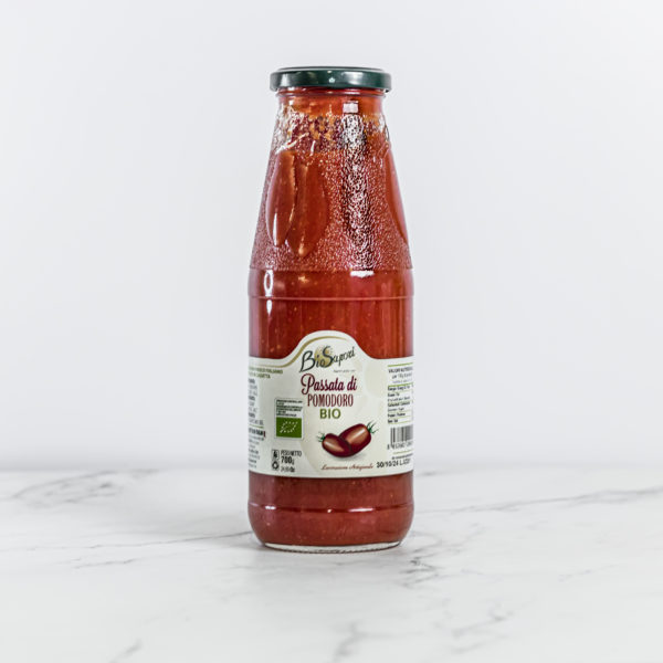 Passata di pomodoro biologica ottenuta da pomodori italiani biologici