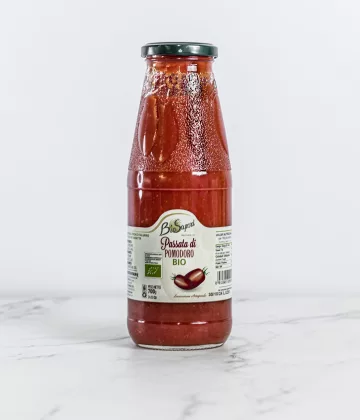 Passata di pomodoro biologica ottenuta da pomodori italiani biologici