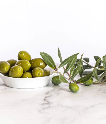 Glas grüne Oliven, ein Muss in der mediterranen Küche, gestiftet von My Little Italy.