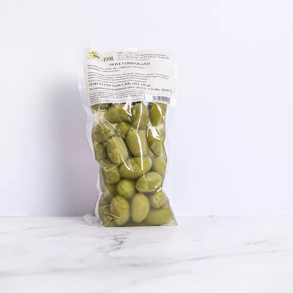 Grüne Oliven verpackt in der 250g-Packung