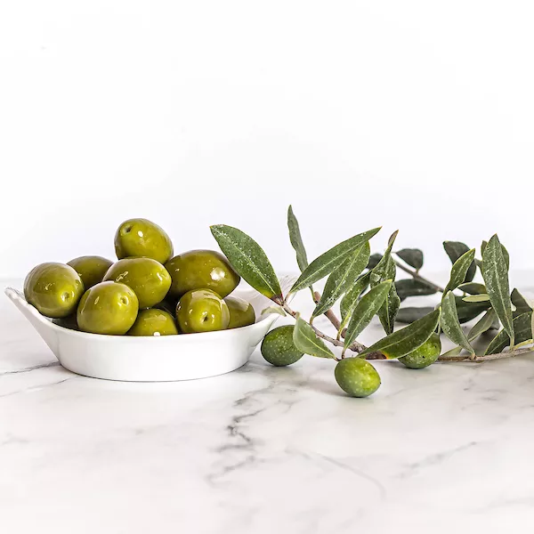 Glas grüne Oliven, ein Muss in der mediterranen Küche, angeboten von My Little Italy.