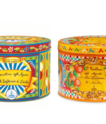 Sammlerschachteln des Dolce & Gabbana Panettone mit sizilianischen Zitrusfrüchten und Safran von Fiasconaro, verziert mit bunten Mustern, die von den traditionellen carretto siciliano inspiriert sind.