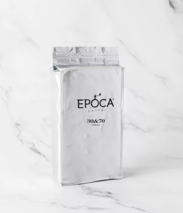 My Little ItalyCaffè Epoca Deca macinato, naturalmente decaffeinato, con il gusto ricco dell'espresso italiano senza caffeina, disponibile presso .