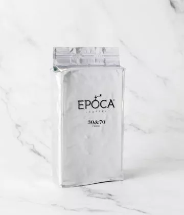 Café moulu Epoca Caffè Deca, décaféiné naturellement, offrant la saveur riche de l'expresso italien sans la caféine, disponible chez My Little Italy.