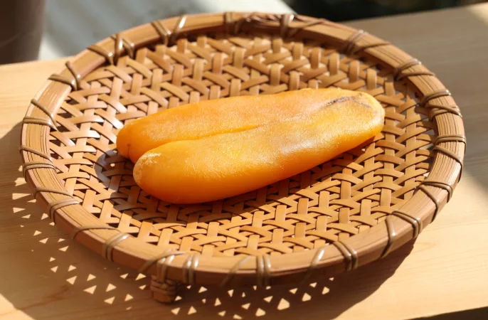 Une bottarga di Muggine, posée dans un récipient chez My Little Italy