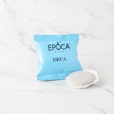 Epoca Caffè Deca Kaffeepads, in Italien geröstet, geeignet für 44 mm ESE Maschinen, bieten einen leichten und aromatischen entkoffeinierten Espresso, erhältlich bei My Little Italy.